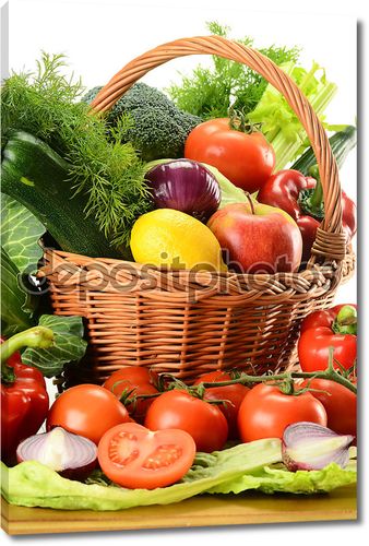 Натюрморт с овощами в плетеной корзине