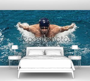 Портрет молодого человека, плавание в бассейне