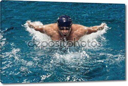 Портрет молодого человека плывущего в бассейне