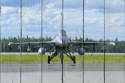 Военный самолет F-16C на базе