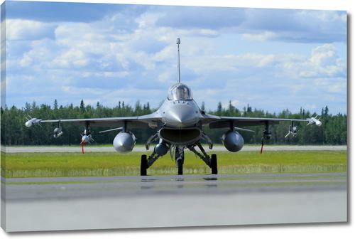 Военный самолет F-16C на базе