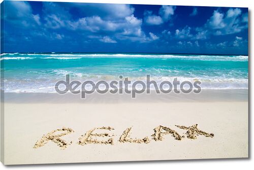 Пляж с надписью на песке
