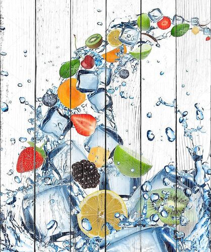 Свежие фрукты и всплеск воды с кубиками льда