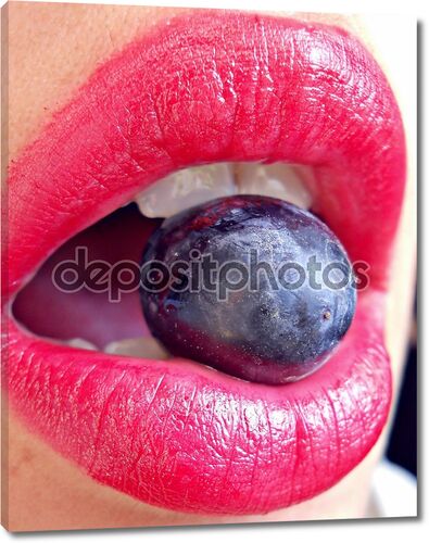 Горячие губы с виноградом
