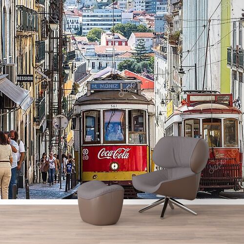Винтажный трамвай в центре Лиссабона