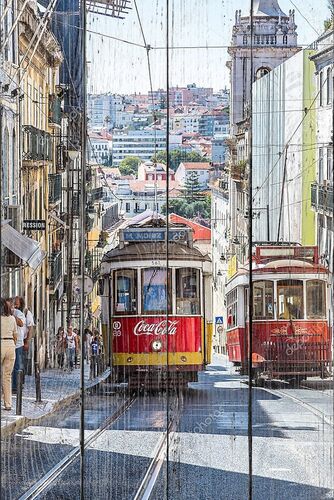 Винтажный трамвай в центре Лиссабона
