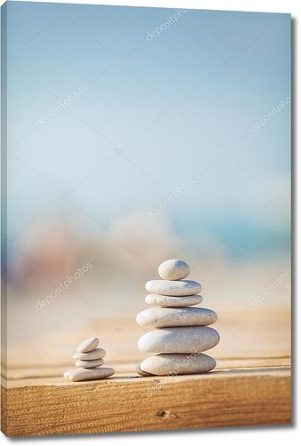Дзен пирамидка из камней на песке