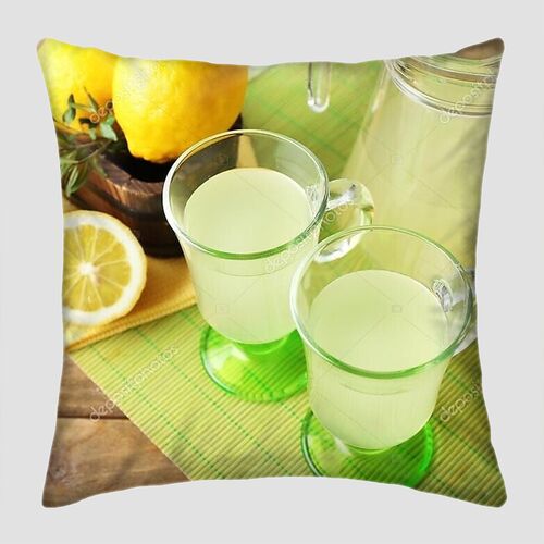 Натюрморт с лимонным соком и нарезанными лимонами