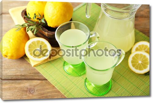 Натюрморт с лимонным соком и нарезанными лимонами