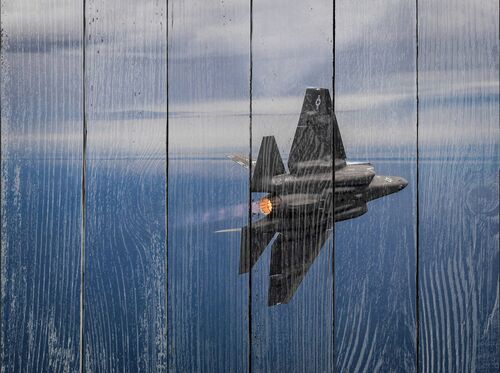 Сверхзвуковой самолет F-35C в небе