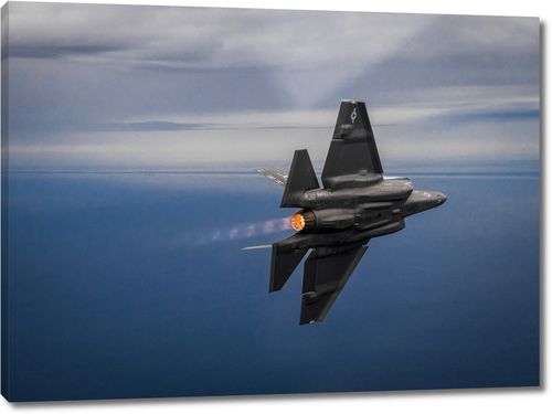 Сверхзвуковой самолет F-35C в небе