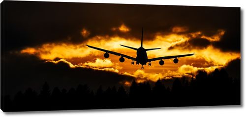 Самолет летящий во время заката