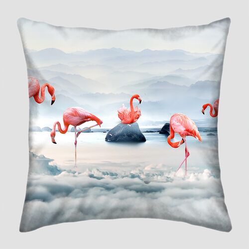 Розовый фламинго в небесном озере