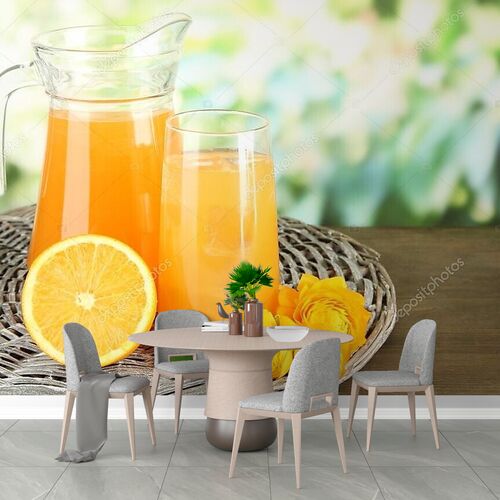 стакан и кувшин апельсинового сока на деревянном столе, на зеленом фоне