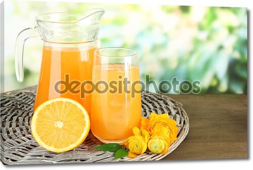 Стакан и кувшин апельсинового сока