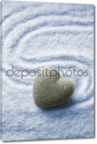 Серый камень в форме сердца