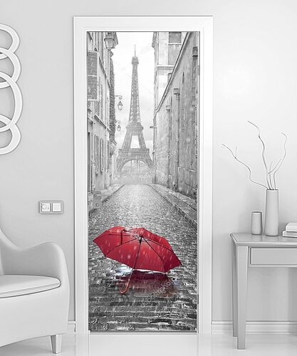 Красный зонт на улице Парижа