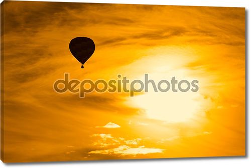 Воздушный шар в закатном небе
