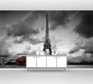 Башня в Париже и ретро автомобиль