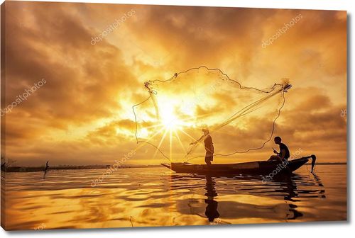 Рыбаки бросают сети для ловли рыбы
