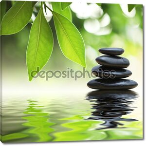 Zen камнями на поверхности воды