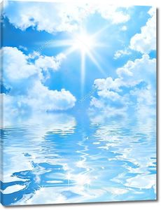 Голубое небо и солнце отражение в воде
