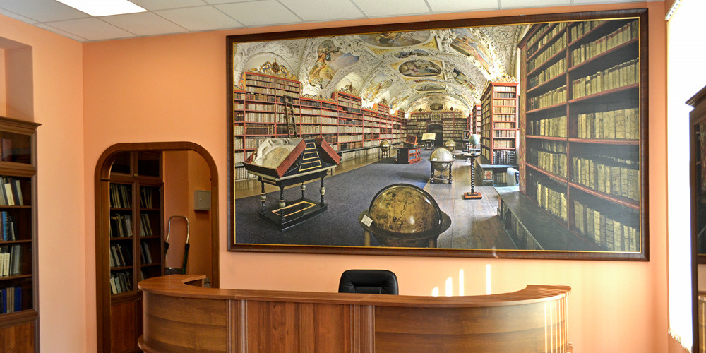 Портфолио работ Перового ателье — Оформление фотокартиной с багетом главного зала библиотеки
